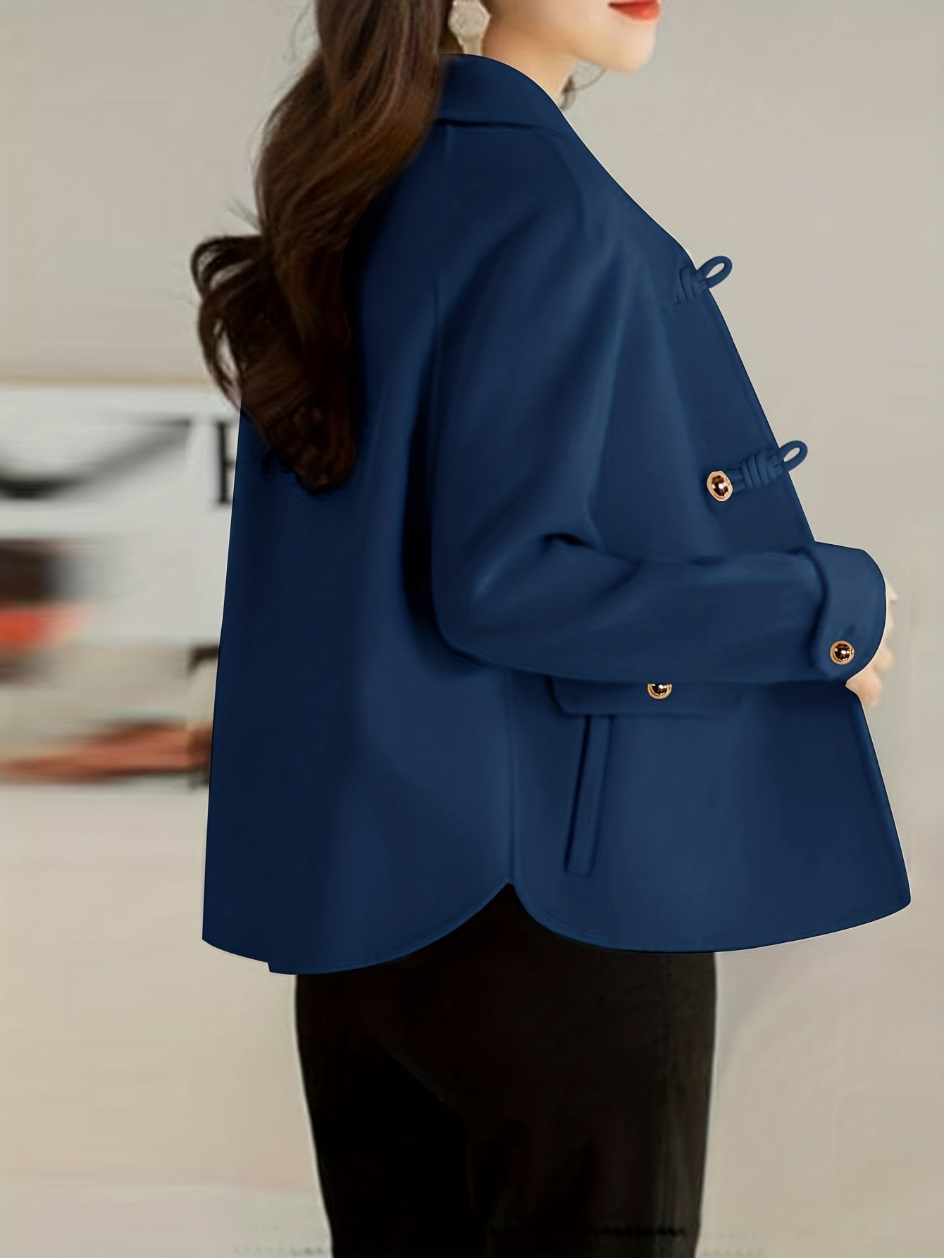 Elegante tweedblazer voor dames met Peter Pan-kraag en parelknopen.