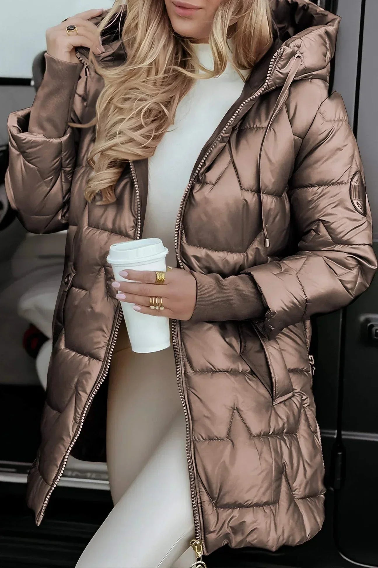 ASTRID - Elegante Winterjacke mit Kapuze und Futter