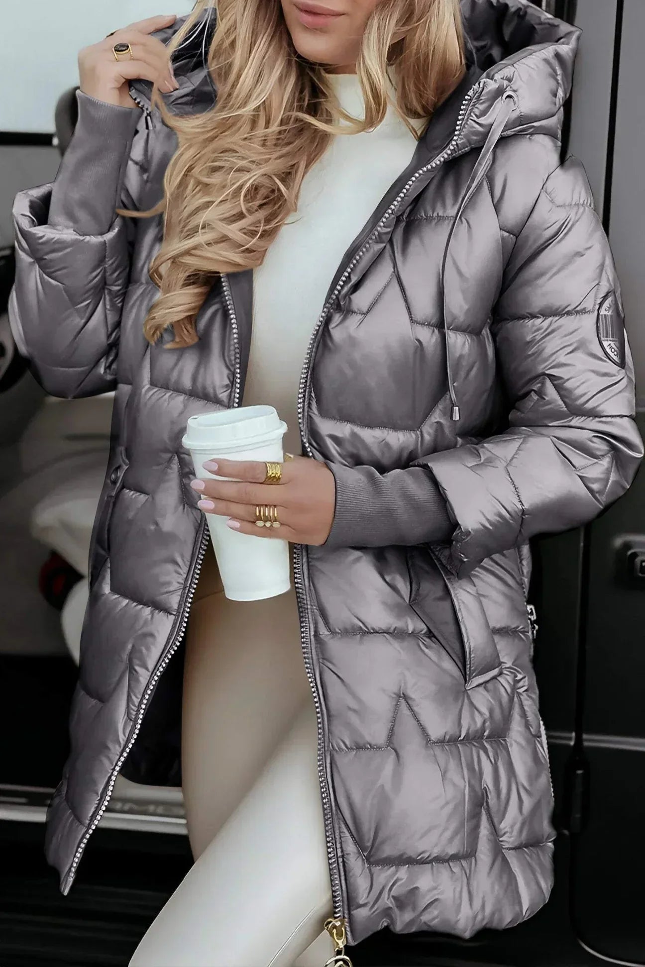 ASTRID - Elegante Winterjacke mit Kapuze und Futter
