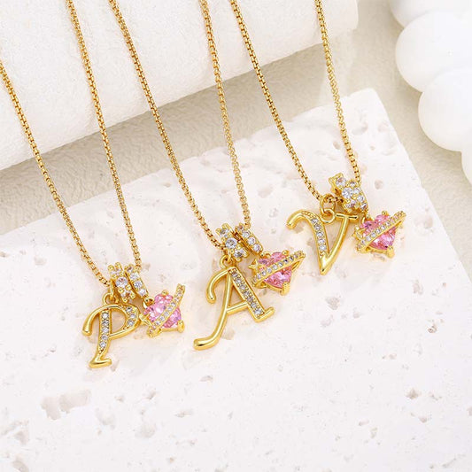 Collier avec initiale et breloque cœur rose