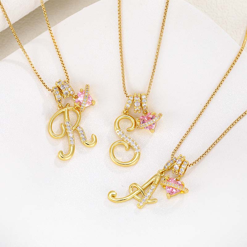 Collier avec initiale et breloque cœur rose