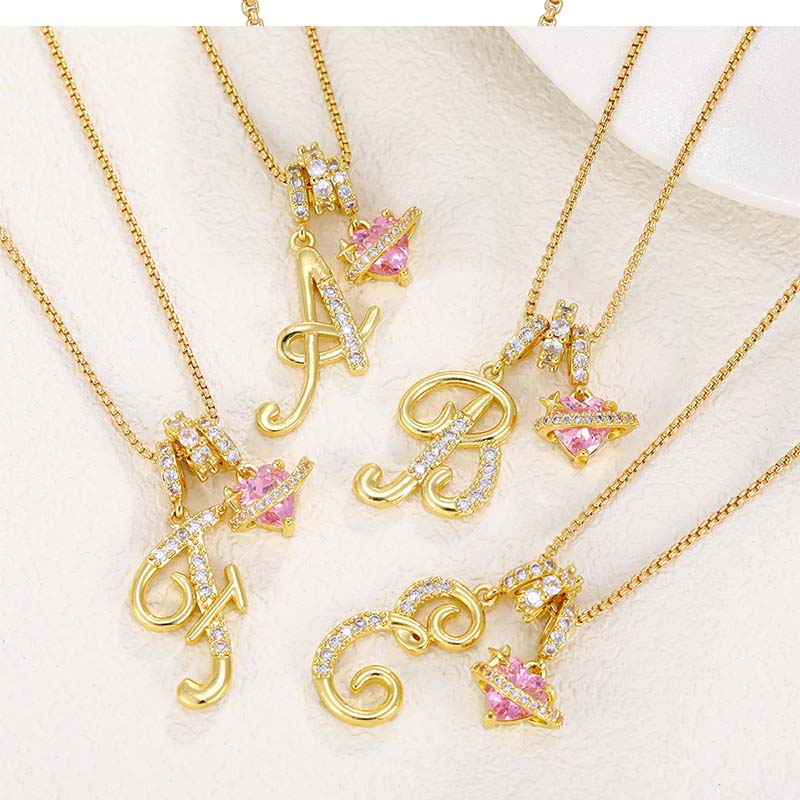 Collier avec initiale et breloque cœur rose