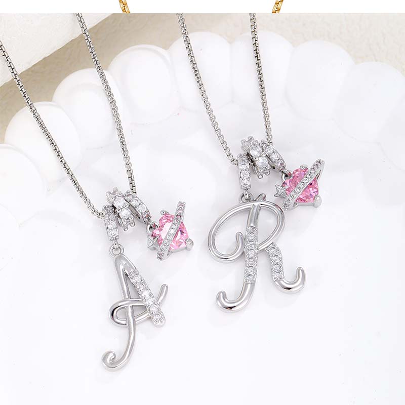 Collier avec initiale et breloque cœur rose