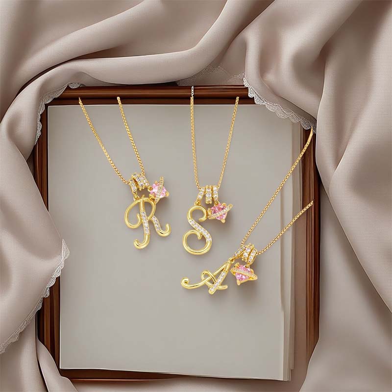 Collier avec initiale et breloque cœur rose