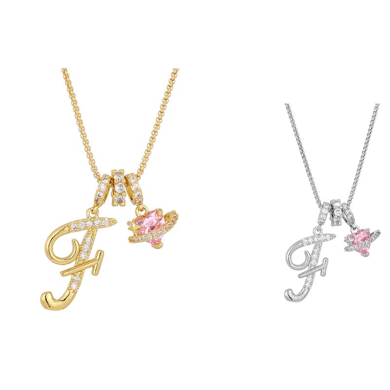 Collier avec initiale et breloque cœur rose