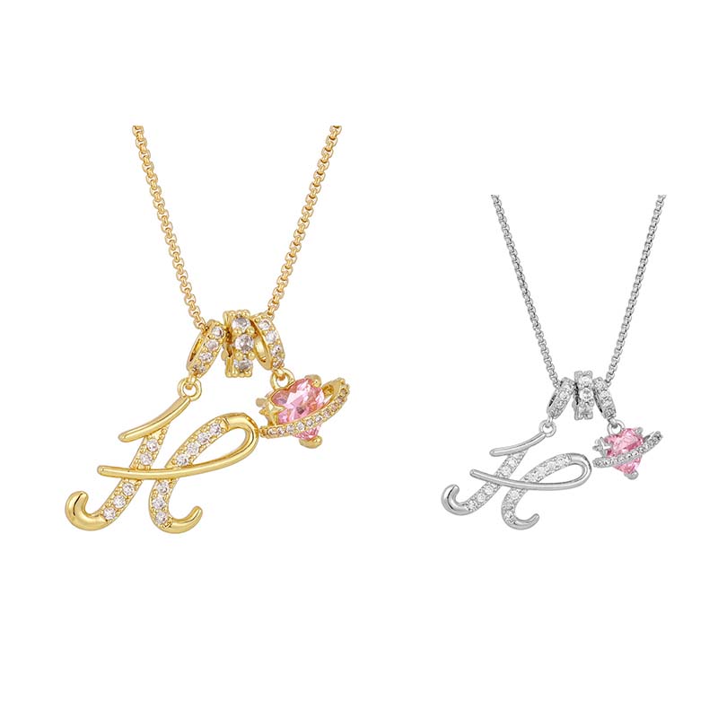 Collier avec initiale et breloque cœur rose