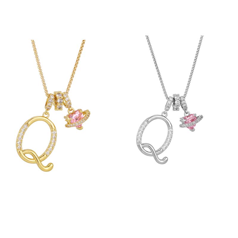 Collier avec initiale et breloque cœur rose