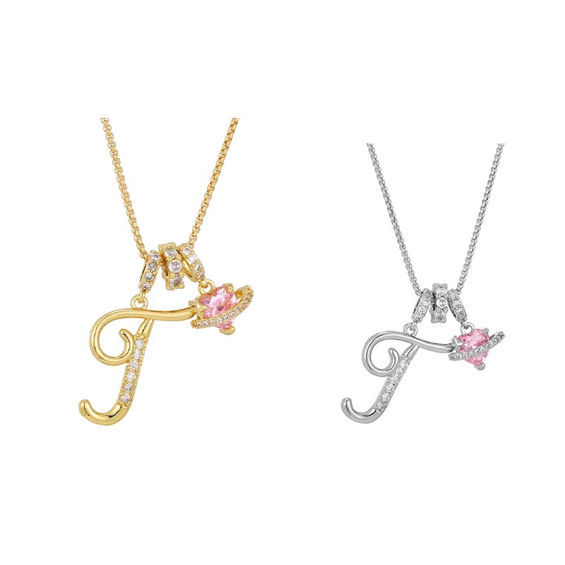 Collier avec initiale et breloque cœur rose